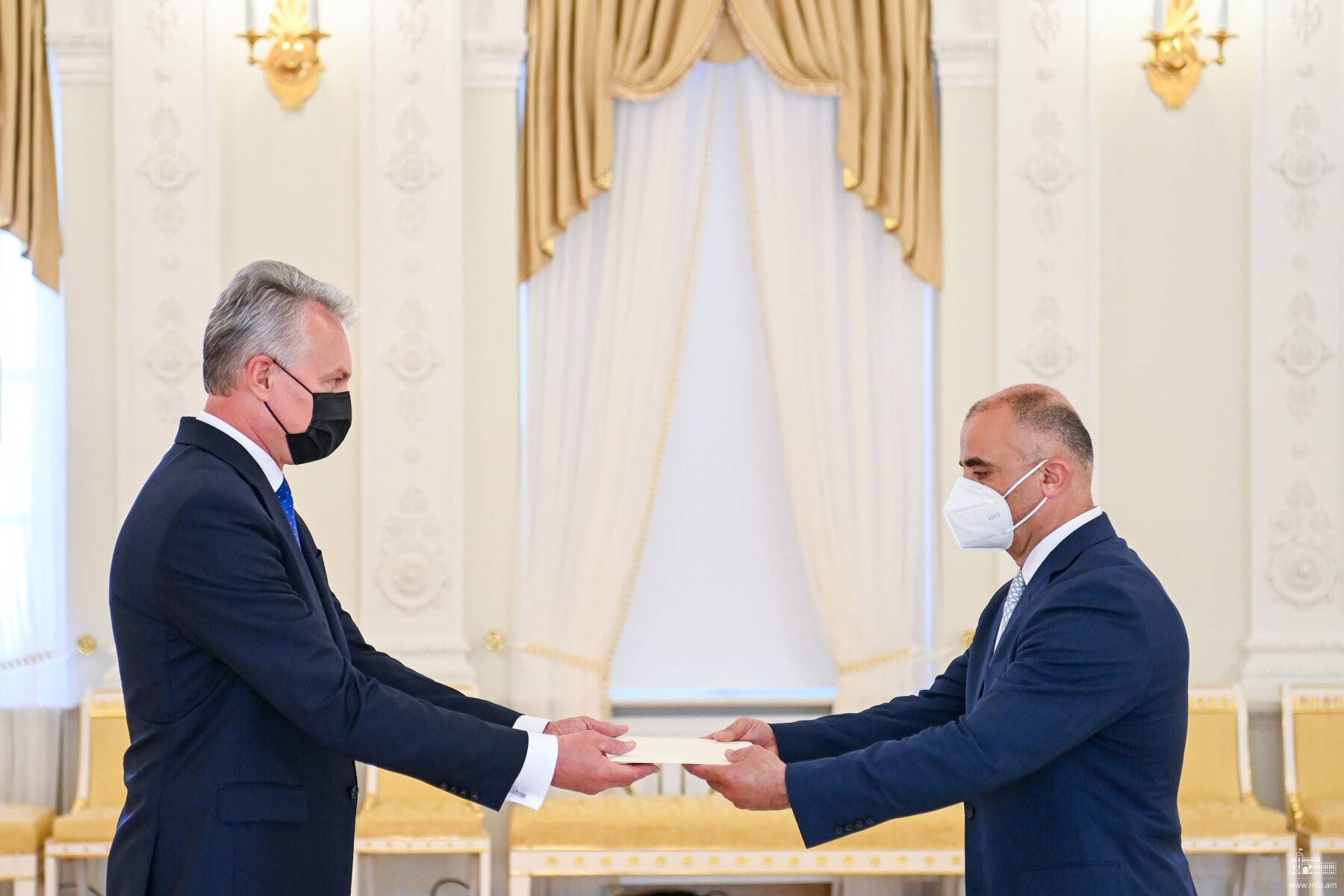 Пашинян вручает верительные грамоты. President of Lithuania. Армения литва