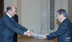 Հայաստանի դեսպան Համլետ Գասպարյանն իր հավատարմագրերն է հանձնել Ռումինիայի նախագահ Տրայան Բասեսկուին
