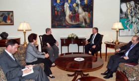 Minister Nalbandian meets Tina Kaidanow