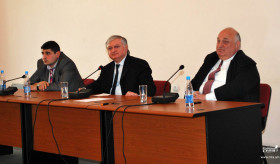 Minister Nalbandian meets with YSU professors and students