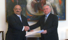 The Ambassador of Egypt presents the copies of his credentials to Minister Nalbandian