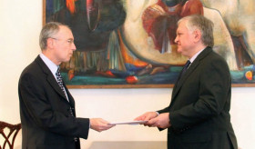Greek Ambassador presents copies of credentials to Minister Nalbandian