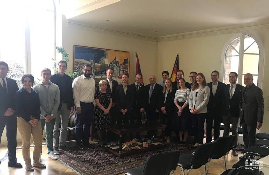 ԳԴՀ-ում ՀՀ դեսպանի հանդիպումը ՔԴՄ կուսակցության երիտասարդական միության ներկայացուցիչների հետ