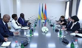 Le Ministre des Affaires étrangères d’Arménie a eu une rencontre avec les Ministres des Affaires étrangères de Rwanda et de Gabon