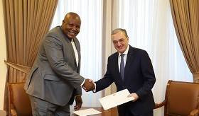 L'Ambassadeur de la République du Congo en République d'Arménie, David Madouka, a remis les copies de ses lettres de créance au Ministre des Affaires étrangères d’Arménie, Zohrab Mnatsakanyan