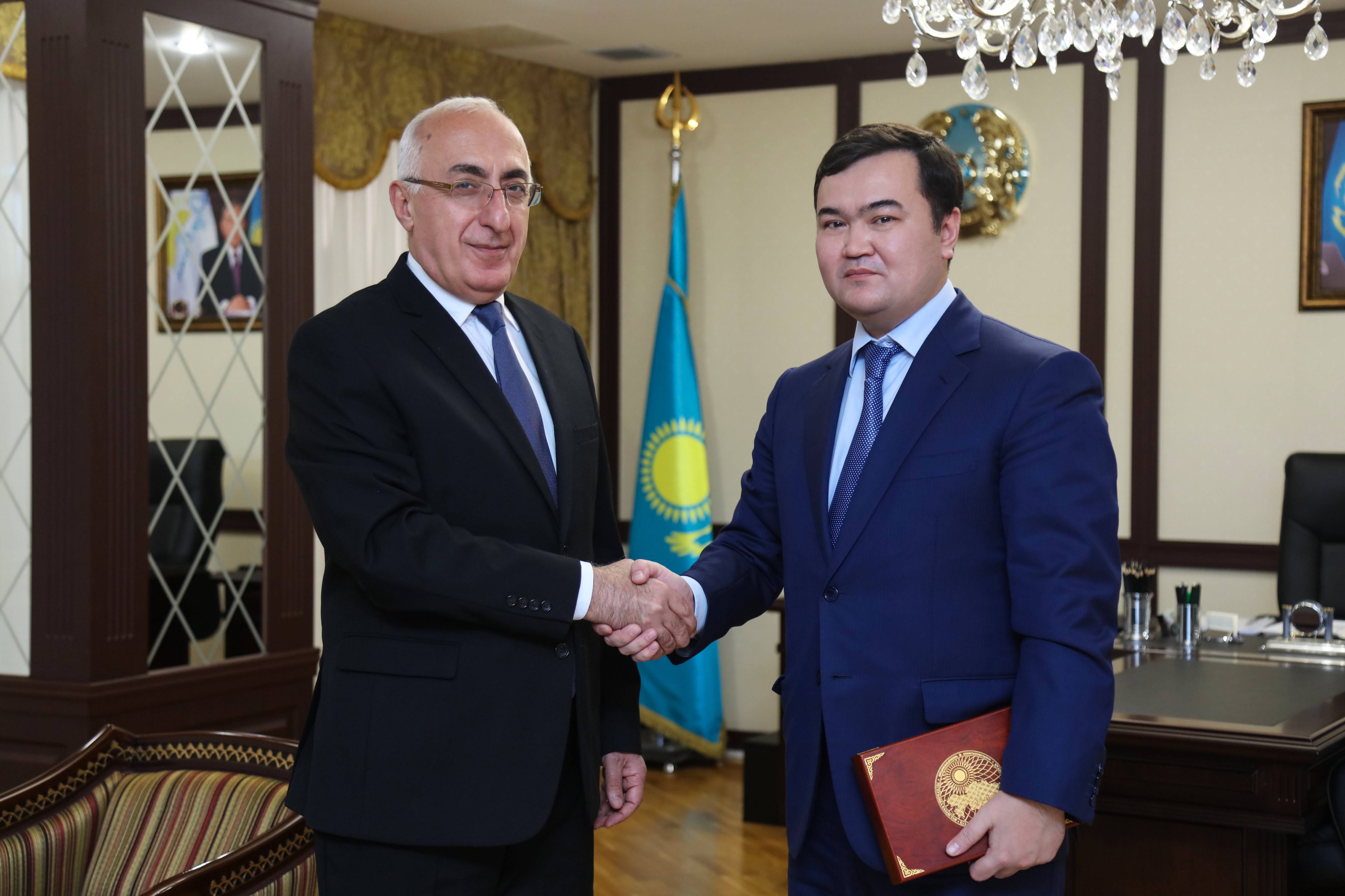 Դեսպան Սահակյանի հրաժեշտի հանդիպումը ՂՀ ներդրումների և զարգացման նախարար Ժենիս Կասիմբեկի հետ