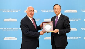 Դեսպան Արա Սահակյանի հրաժեշտի հանդիպումը ՂՀ ԱԳ նախարարի հետ