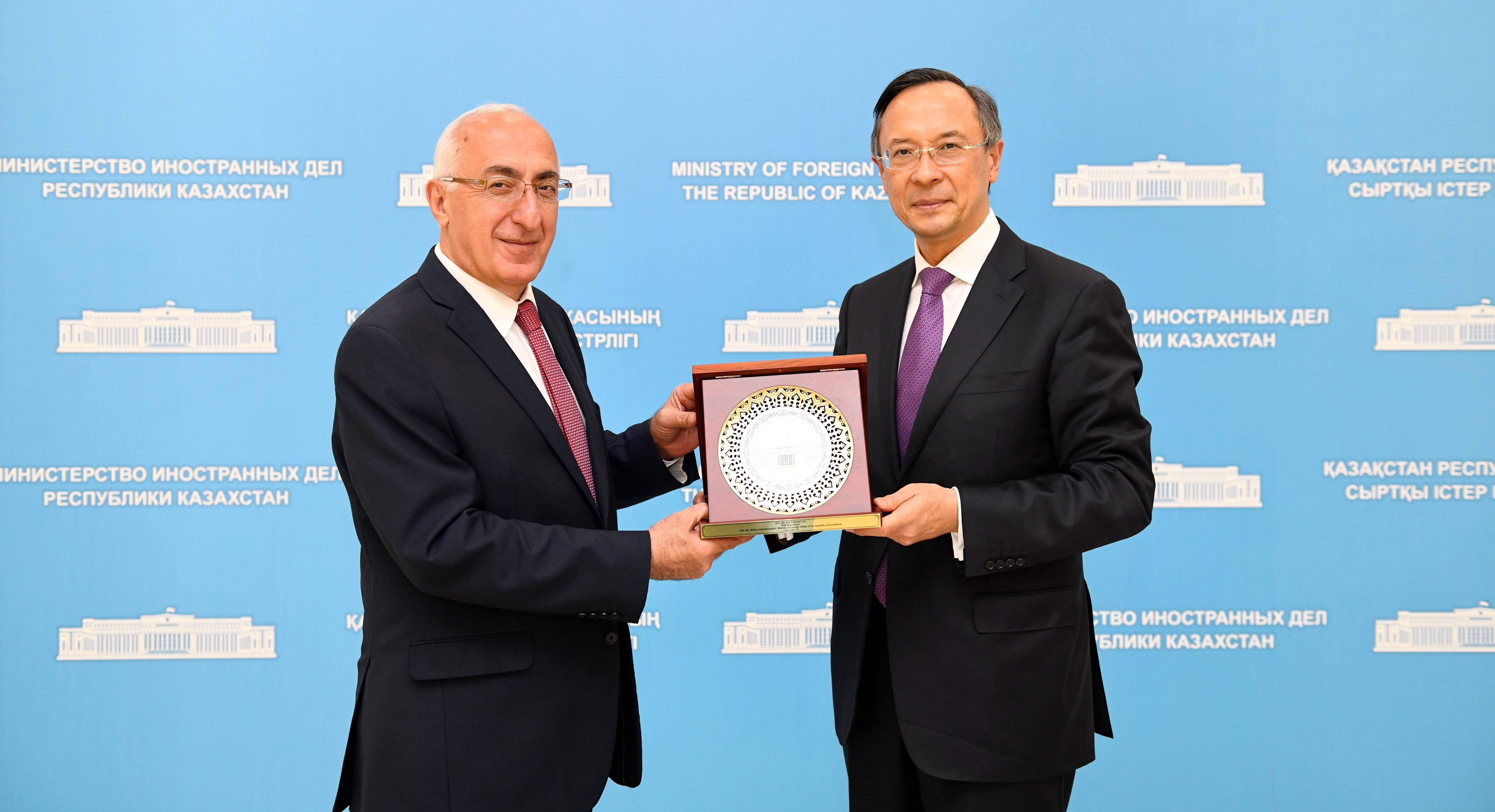 Դեսպան Արա Սահակյանի հրաժեշտի հանդիպումը ՂՀ ԱԳ նախարարի հետ