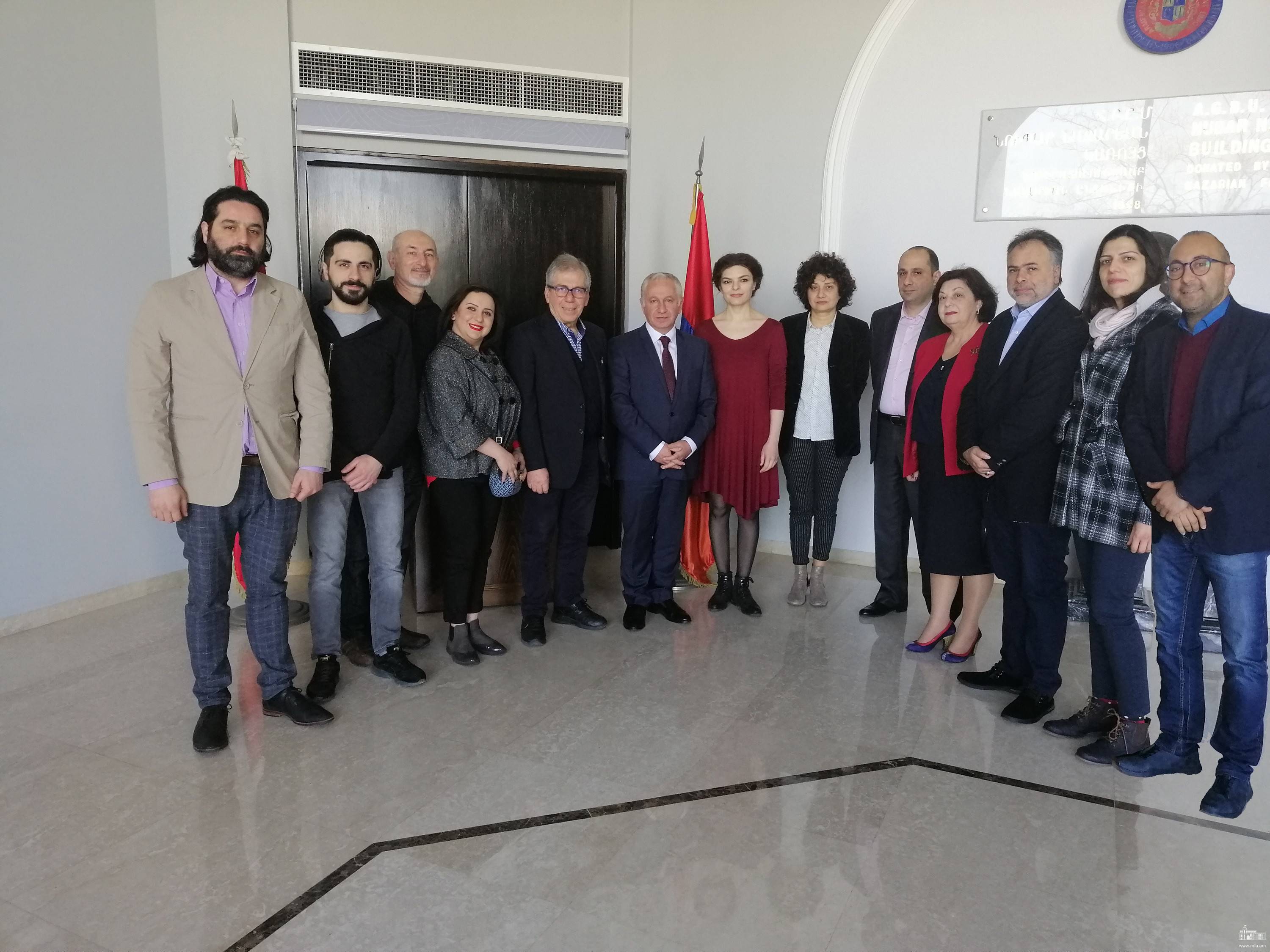 Երևանի Սոս Սարգսյանի անվան Համազգային թատերախմբի հանդիպումը Լիբանանում ՀՀ դեսպանությունում