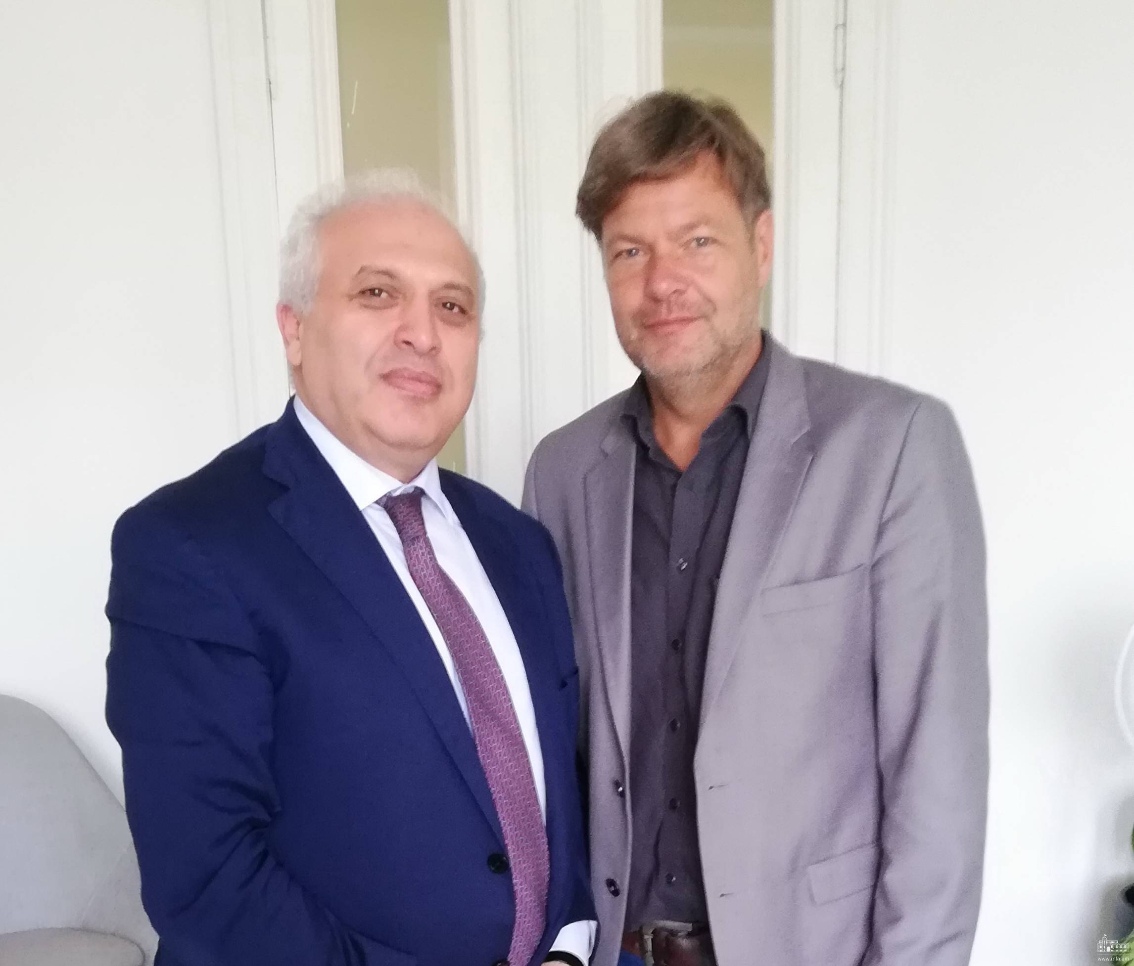 Դեսպան Աշոտ Սմբատյանի հանդիպումը Գերմանիայի Դաշինք 90/Կանաչներ կուսակցության դաշնային նախագահի հետ