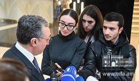 Զոհրաբ Մնացականյանի ճեպազրույցը լրագրողների հետ «Բարի Գալուստ Հայաստան» դիվանագիտական ասոցիացիայի կողմից կազմակերպված Սուրբ ծննդյան տոնավաճառի ժամանակ
