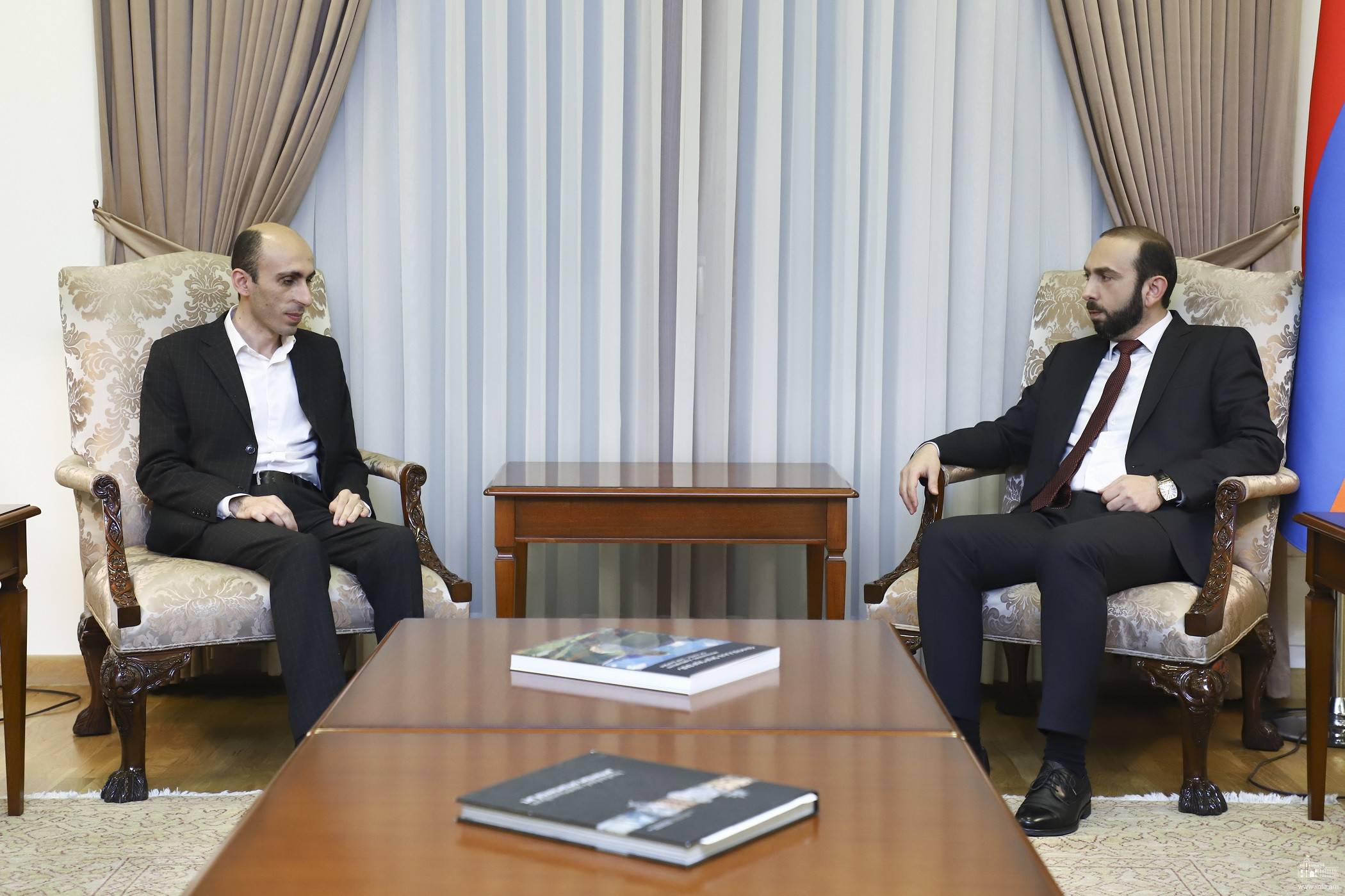 Министр иностранных дел Армении Арарат Мирзоян встретился с госминистром Арцаха Артаком Бегларяном