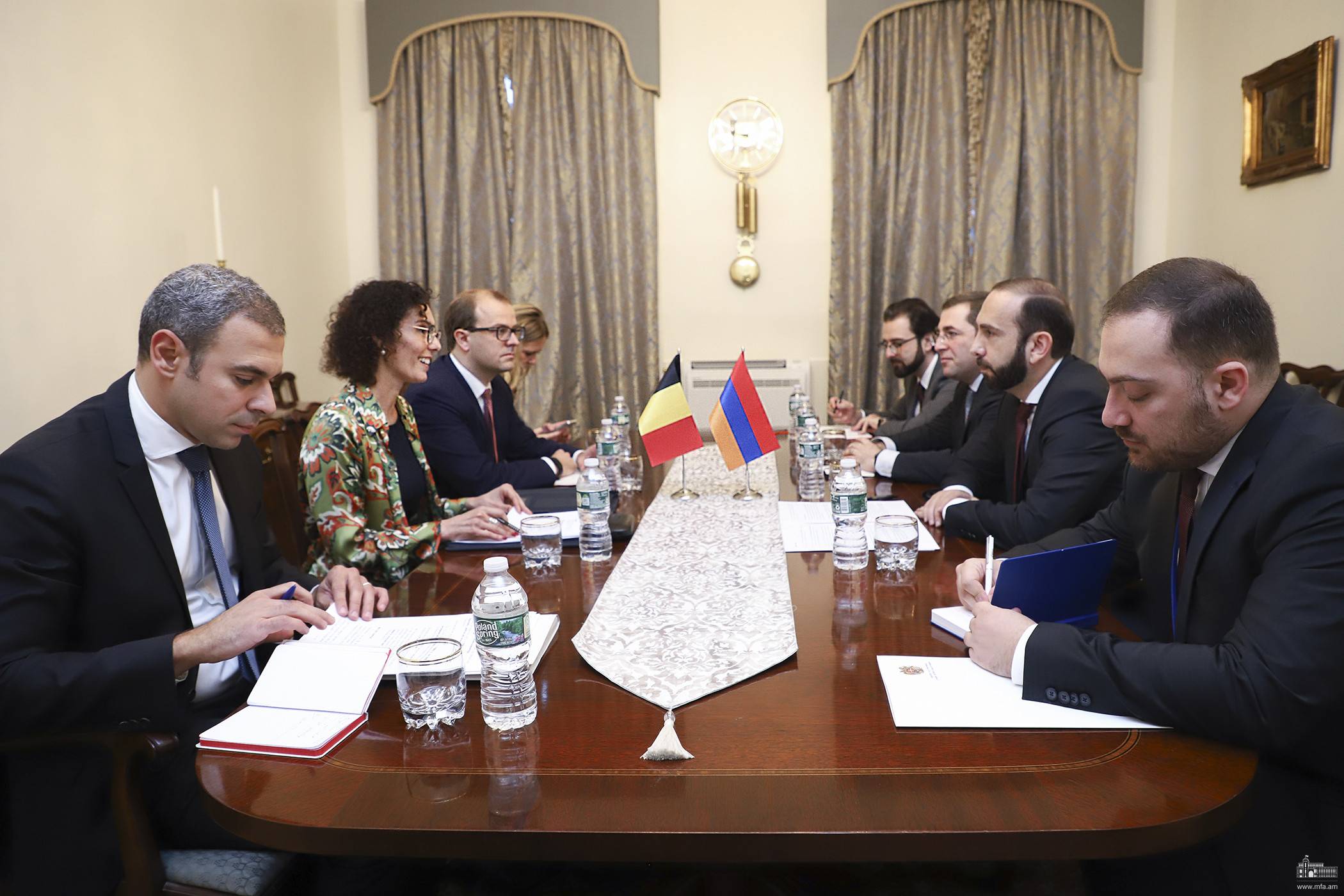 Ամբողջ ալբոմ
