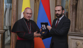 ՀՀ ԱԳ նախարարի հանդիպումը Սուրբ Աթոռի պետական քարտուղարության ընդհանուր հարցերով փոխանորդի հետ