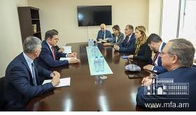 La rencontre du vice-ministre des Affaires étrangères de la République d'Arménie avec la délégation des députés de l'Assemblée nationale de France