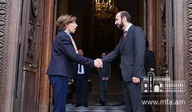 Rencontre du ministre des Affaires étrangères de l’Arménie Ararat Mirzoyan avec la ministre des Affaires étrangères de la France Catherine Colonna