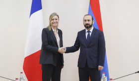 La rencontre d’Ararat Mirzoyan, ministre des Affaires étrangères de la République d'Arménie, et Yaël Braun-Pivet, présidente de l'Assemblée nationale française