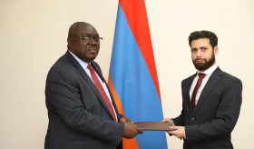 Հայաստանում Զիմբաբվեի նորանշանակ դեսպանն իր հավատարմագրերի պատճենն է հանձնել ՀՀ ԱԳ նախարարի տեղակալին
