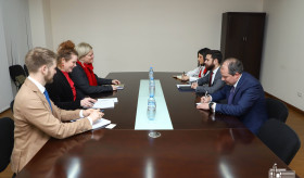 ՀՀ ԱԳ նախարարի տեղակալ Վահան Կոստանյանի հանդիպումը  ՄԱԿ-ի  Պարենի համաշխարհային ծրագրի Մերձավոր Արևելքի, Հյուսիսային Աֆրիկայի և Արևելյան Եվրոպայի տարածաշրջանային տնօրենի տեղակալ Քեյթ Նյուտոնի հետ