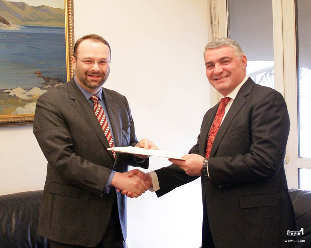 Կանադայի նորանշանակ դեսպանն իր հավատարմագրերի պատճենը հանձնեց ՀՀ արտաքին գործերի փոխնախարար Աշոտ Հովակիմյանին