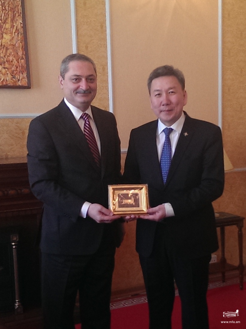 Դեսպան Սարգսյանի հանդիպումը Մոնղոլիայի ԱԳ նախարարի հետ