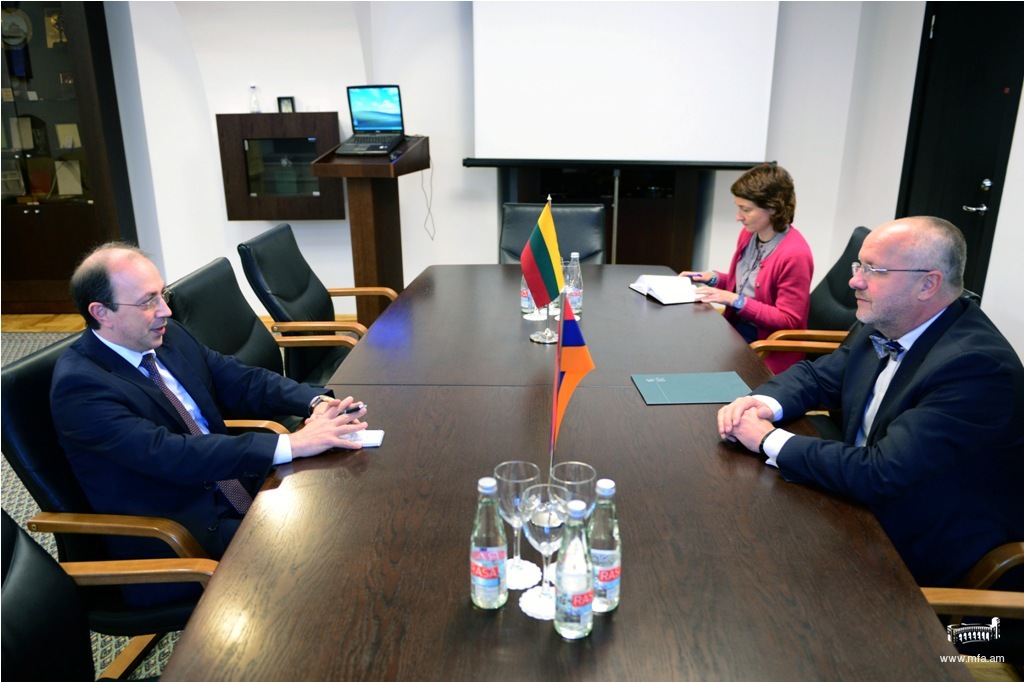 Դեսպան Այվազյանի հանդիպումը Լիտվայի Ազգային պաշտպանության նախարարի հետ