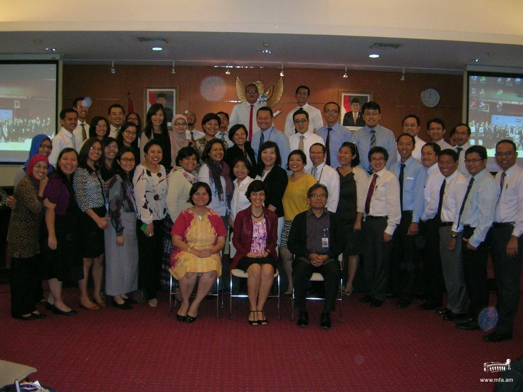 Ambassador Aghadjanian delivers a lecture at the Center for Education and Training of the MFA of Indonesia