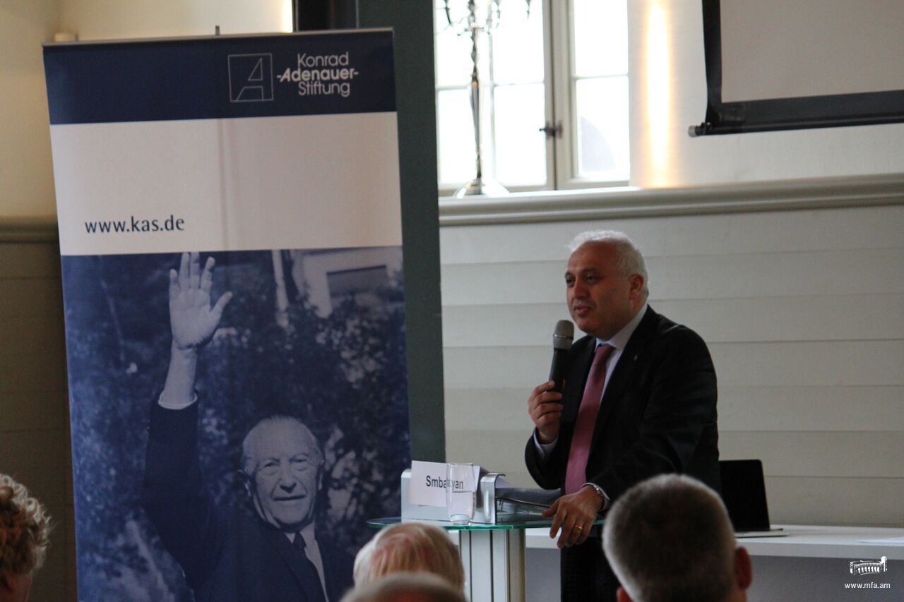 Դեսպան Սմբատյանի դասախոսությունը Պոտսդամում