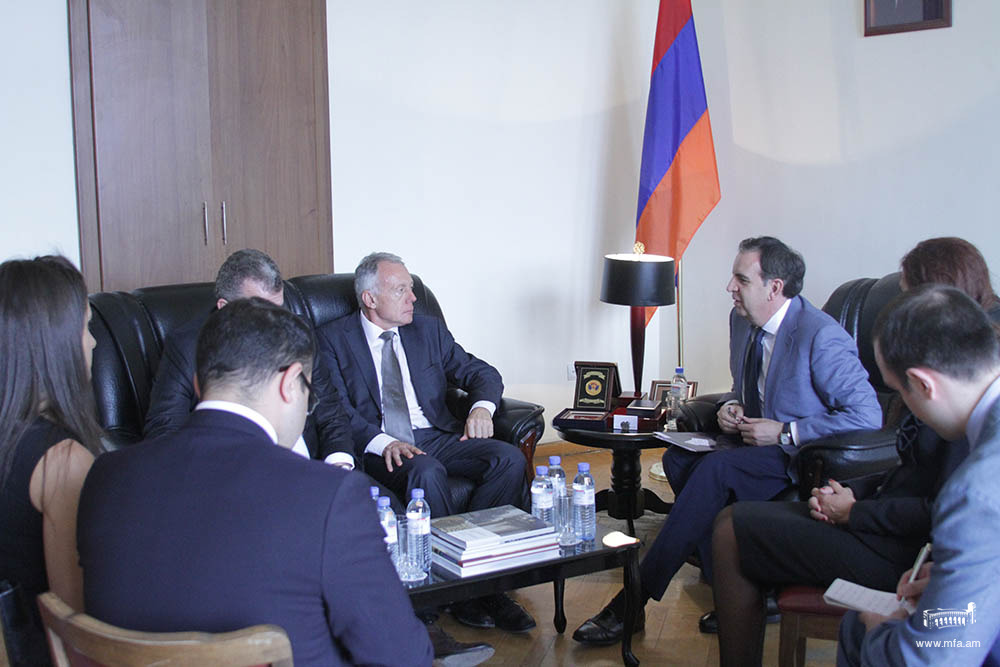 ԱԳ նախարարի տեղակալ Կարեն Նազարյանն ընդունեց Ռումինիայի խորհրդարանականներին