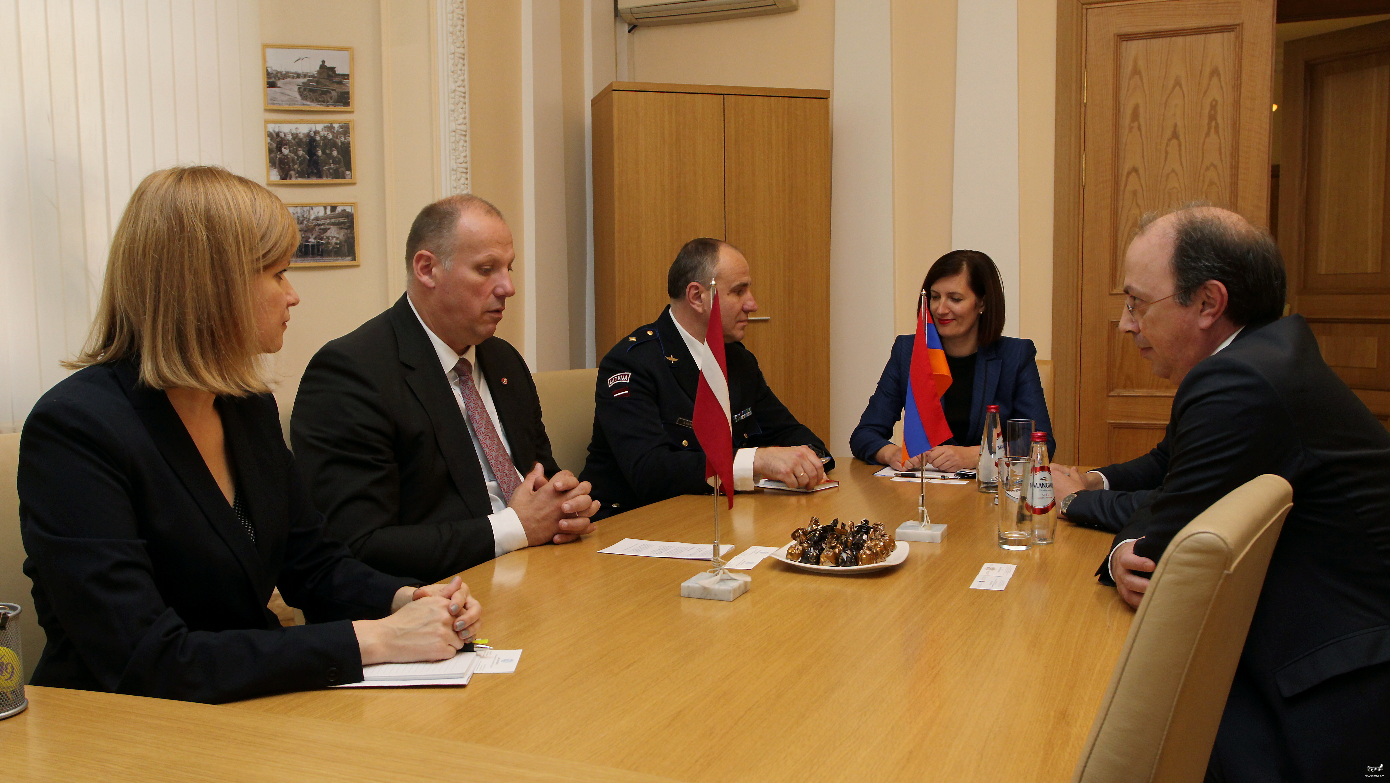 Դեսպան Այվազյանի հանդիպումը Լատվիայի պաշտպանության նախարարի հետ