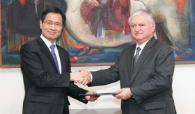 The newly-appointed Ambassador of Korea handed copies of credentials to the Foreign Minister of Armenia