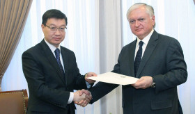 Ղազախստանի նորանշանակ դեսպանն իր հավատարմագրերի պատճենը հանձնեց Էդվարդ Նալբանդյանին