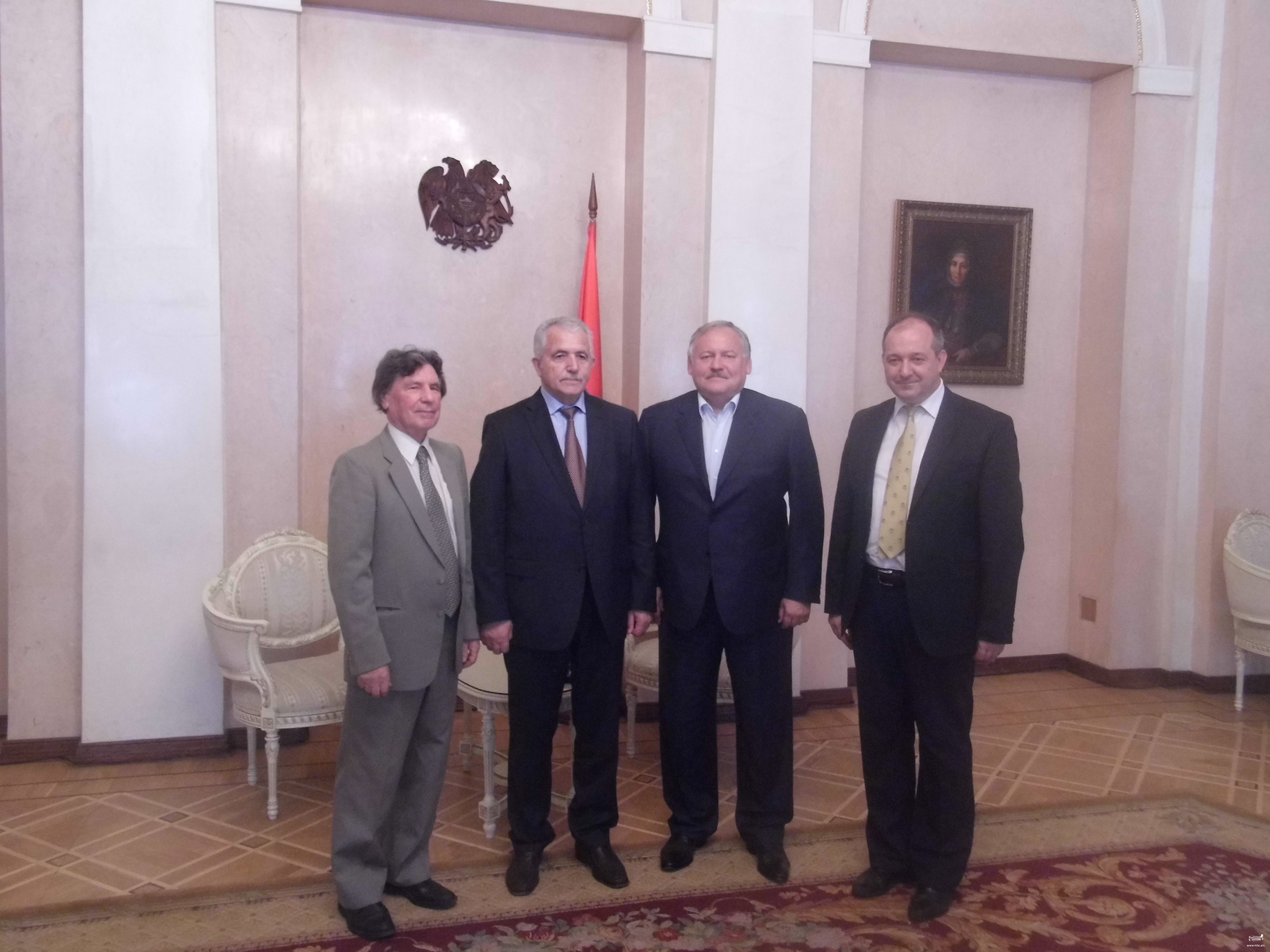 ՀՀ Նախագահի պարգևների հանձնում ԱՊՀ ինստիտուտի աշխատակիցներին