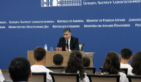 ԱԳ նախարարի տեղակալ Արմեն Պապիկյանն ընդունեց Արցախի դպրոցականներին