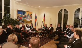Դեսպան Սմբատյանը հանդիպեց «Շվարցկոպֆ» և «Հերթի» հիմնադրամների կրթաթոշակակիրների հետ 