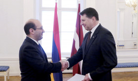 Ambassador Mkrtchyan presented his credentials to President of Latvia