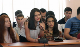 Ուսումնական տարվա մեկնարկի առթիվ Էդվարդ Նալբանդյանը հանդիպում ունեցավ ԵՊՀ միջազգային հարաբերությունների ֆակուլտետի ուսանողների հետ