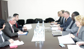 ՀՀ ԱԳ նախարարի տեղակալ Աշոտ Հովակիմյանի հանդիպումը ՄԱԿ-ի փախստականների հարցերով գերագույն հանձնակատարի Գործողությունների հարցերով օգնական Ջորջ Վիլյամ Օկոթ-Օբբոյի գլխավորած պատվիրակության հետ