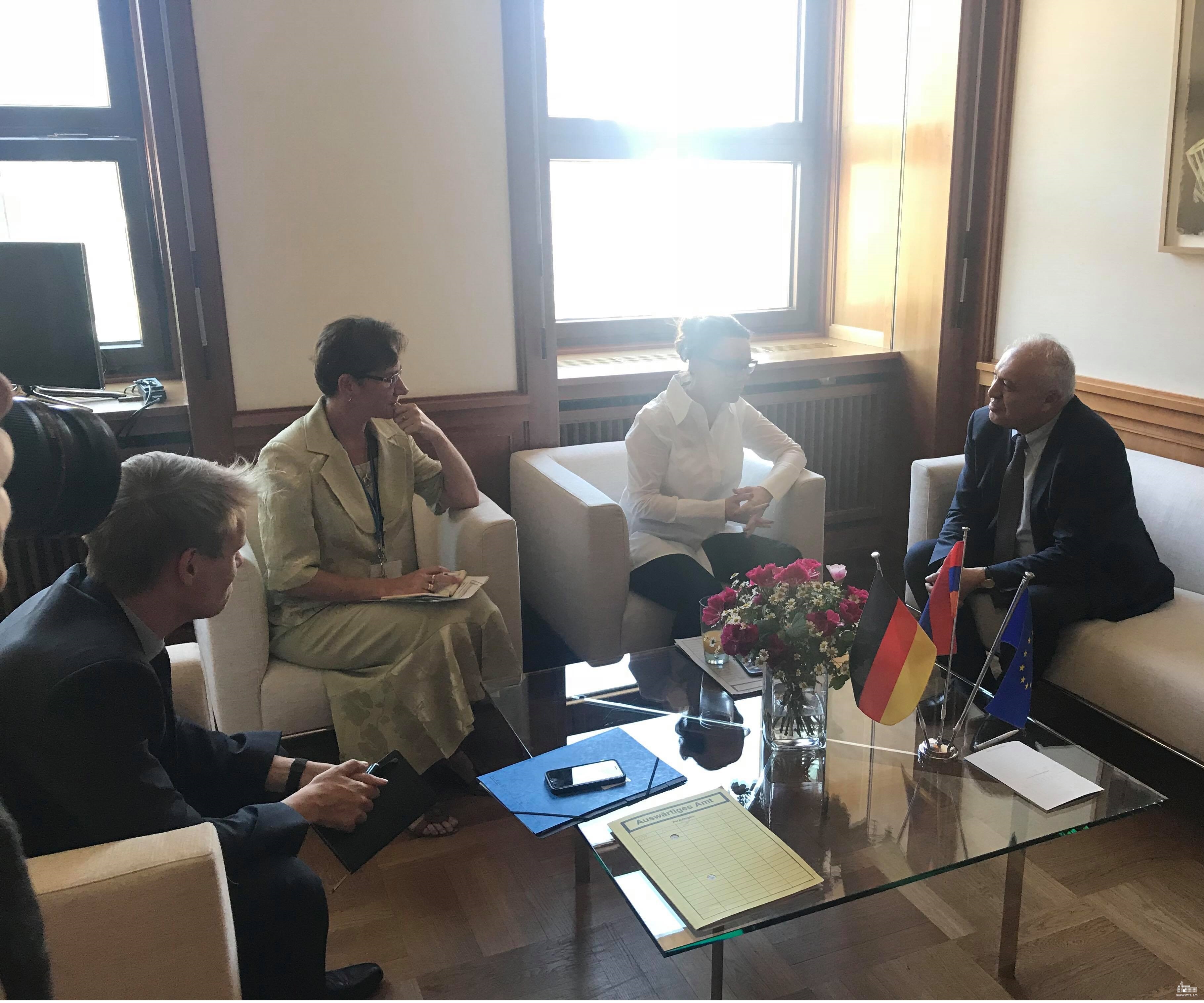 Դեսպան Սմբատյանի հանդիպումը ԳԴՀ ԱԳՆ պետնախարարի հետ