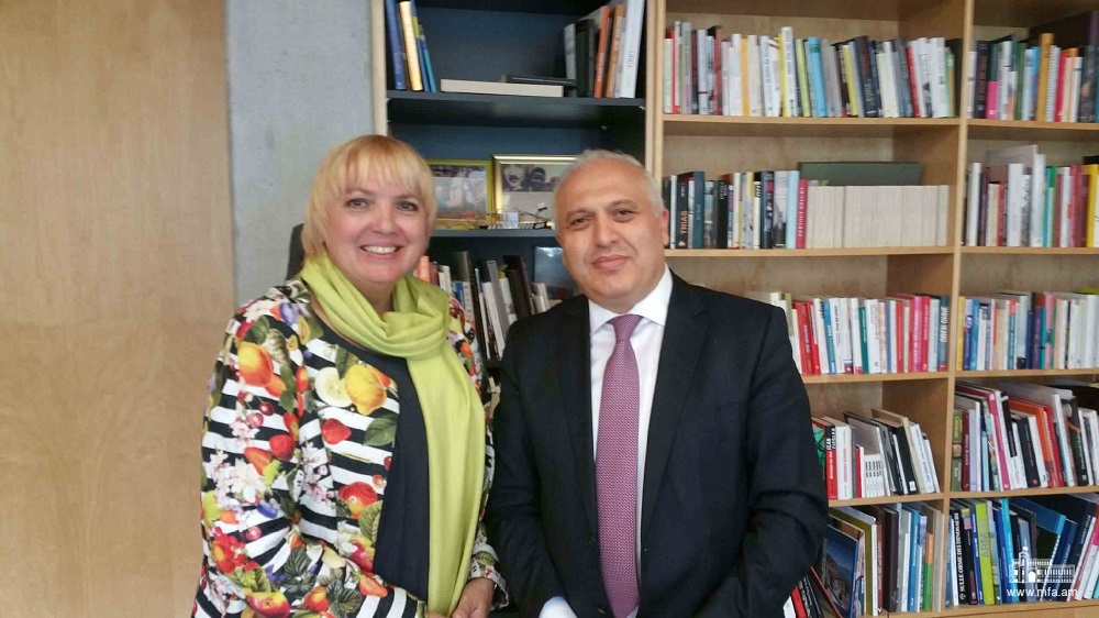 ԳԴՀ-ում ՀՀ դեսպան Աշոտ Սմբատյանի հանդիպումը ԳԴՀ Բունդեսթագի փոխնախագահ Կլաուդիա Ռոթի հետ