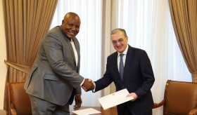 L'Ambassadeur de la République du Congo en République d'Arménie, David Madouka, a remis les copies de ses lettres de créance au Ministre des Affaires étrangères d’Arménie, Zohrab Mnatsakanyan