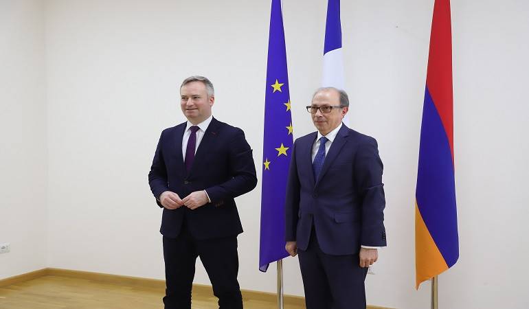 Rencontre entre le ministre des Affaires étrangères d’Arménie et le Secrétaire d'État auprès du ministre de l'Europe et des Affaires étrangères de France