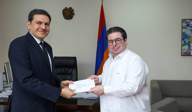 The newly appointed Ambassador of the Dominican Republic presented copies of credentials to the Deputy Foreign Minister