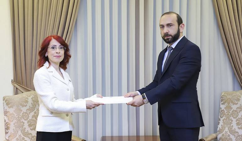 The newly appointed Ambassador of Syria presented copies of her credentials to the Foreign Minister of Armenia