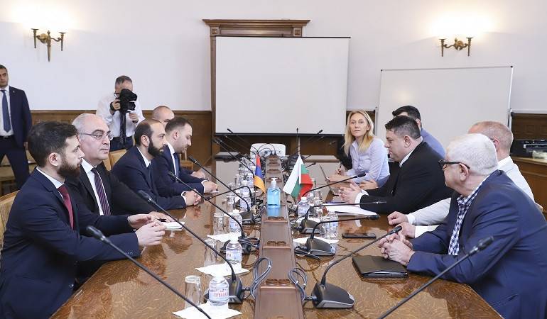 Meeting of the Foreign Minister of Armenia with the Armenia-Bulgaria friendship group