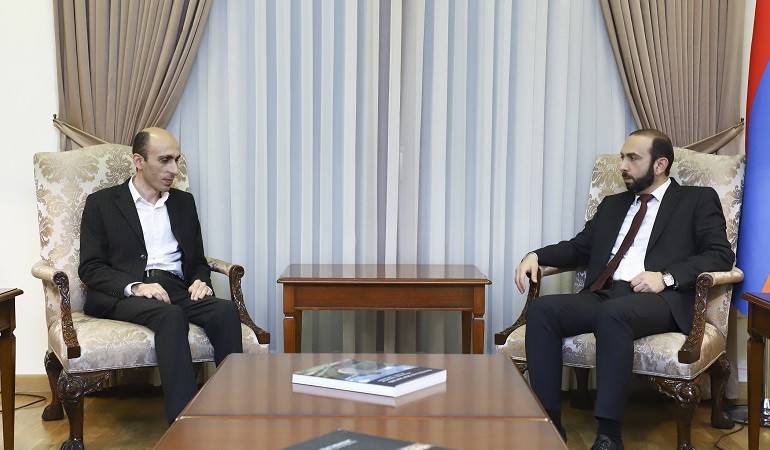 Министр иностранных дел Армении Арарат Мирзоян встретился с госминистром Арцаха Артаком Бегларяном