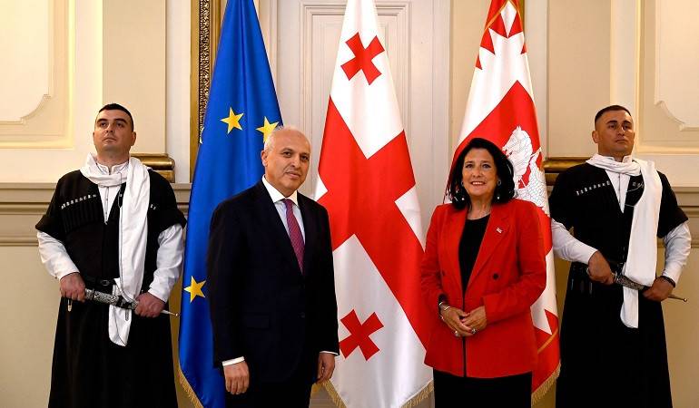 Դեսպան Սմբատյանն իր հավատարմագրերն է հանձնել Վրաստանի նախագահին