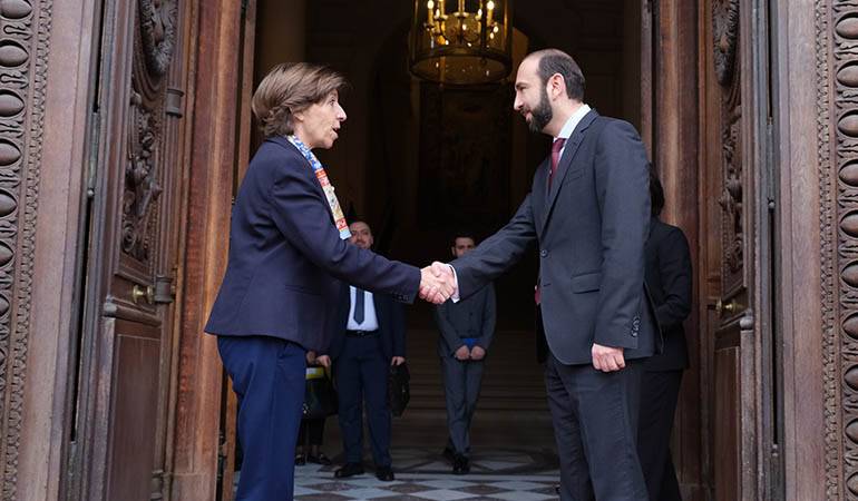 Rencontre du ministre des Affaires étrangères de l’Arménie Ararat Mirzoyan avec la ministre des Affaires étrangères de la France Catherine Colonna