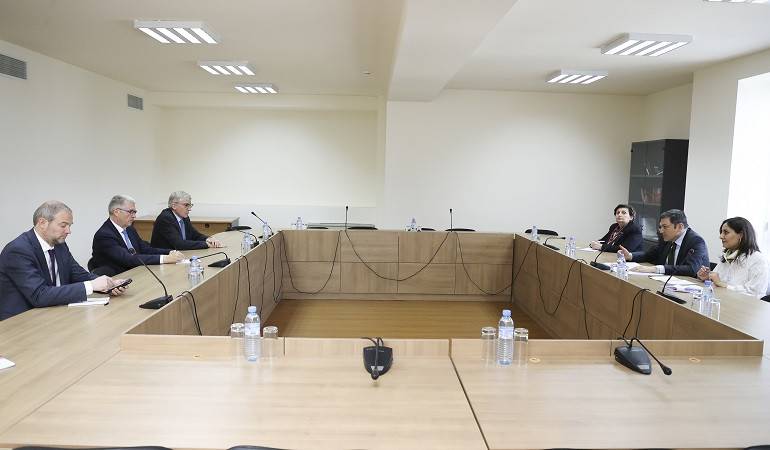 Le ministre adjoint des Affaires étrangères Paruyr Hovhannisyan a reçu la délégation conduite par Jean-Pierre Barbier, Président du Département français de l'Isère