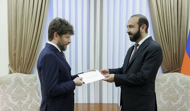 Le nouvel ambassadeur de France remet les copies figurées de ses lettres de créance au ministre des Affaires étrangères d'Arménie